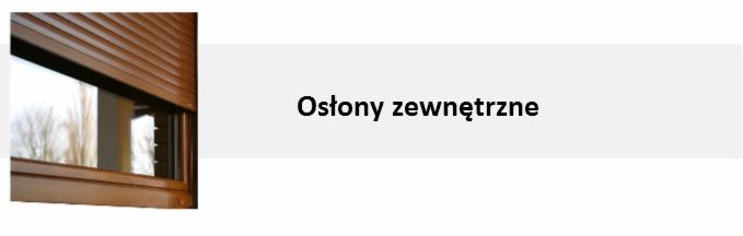 Brązowa roleta zewnętrzna częściowo opuszczona na oknie, widok z zewnątrz na tle drzew bez liści.