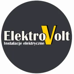 Logo firmy ElektroVolt na ciemnoszarym okręgu, z białym napisem 'Elektro' i żółtym 'Volt', poniżej mniejszy napis 'Instalacje elektryczne'.