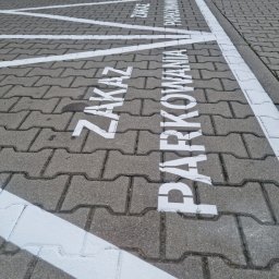 malowanie oznaczeń na parkingu