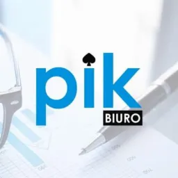 Logo firmy 'pik BIURO' w kolorze niebieskim z symbolem pika nad literą 'i', umieszczone na tle wykresu finansowego, obok okularów i długopisu.