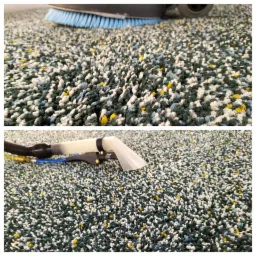 Wielokolorowy dywan czyszczony szczotką i ssawką ekstrakcyjną, widoczne włókna i detale czyszczenia.