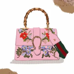 Ręcznie rysowana ilustracja modowa przedstawiająca różową torebkę z kwiatowym haftem, bambusową rączką i zielono-czerwonym frędzlem na białym tle z abstrakcyjnymi plamami.