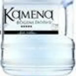 Butla z wodą mineralną Kamena, z widocznym logo i niebieskim korkiem, na białym tle.