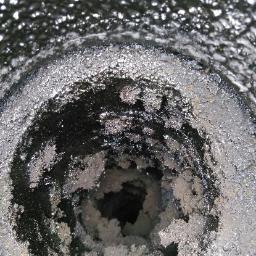 komin ceramiczny zabrudzony/smołą/ powstałą wskutek niewłaściwego palenia w kotłe c.o. 