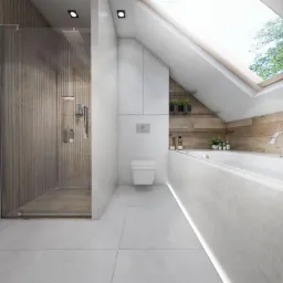 Jasna łazienka na poddaszu z oknem dachowym, kabiną prysznicową z drewnopodobnymi panelami i zabudowaną wanną z oświetleniem LED.