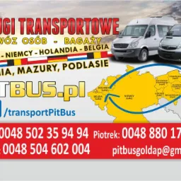 Grafika reklamowa firmy Pitbus.pl oferującej usługi transportowe, w tym przewóz osób i bagaży do Niemiec, Holandii i Belgii, z mapą Polski i zaznaczonymi regionami Warmii, Mazur i Podlasia...