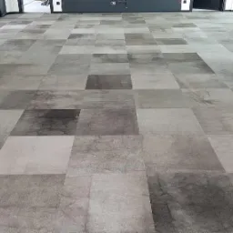 Posadzka z płytek dywanowych Dye Lab.