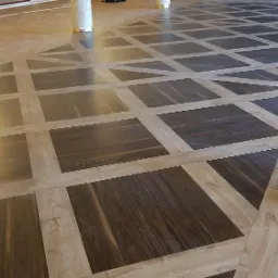 Posadzka winylowa w sali balowej w restauracji.