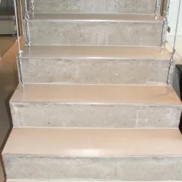 Posadzka mineralna na schodach.