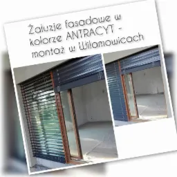 Antracytowe żaluzje fasadowe zamontowane w oknie z drewnianą ramą, widok z zewnątrz częściowo zasłonięty, surowy stan wykończenia wnętrza.