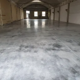 Wykonywanie posadzek przemysłowych-betonowych zacieranych na gładko.