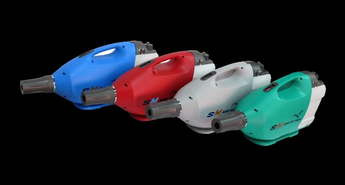 Cztery rozpylacze w kolorach: niebieskim, czerwonym, białym i zielonym, ustawione obok siebie na czarnym tle. Urządzenia do zamgławiania z logo SM Pure ULV Fogger.