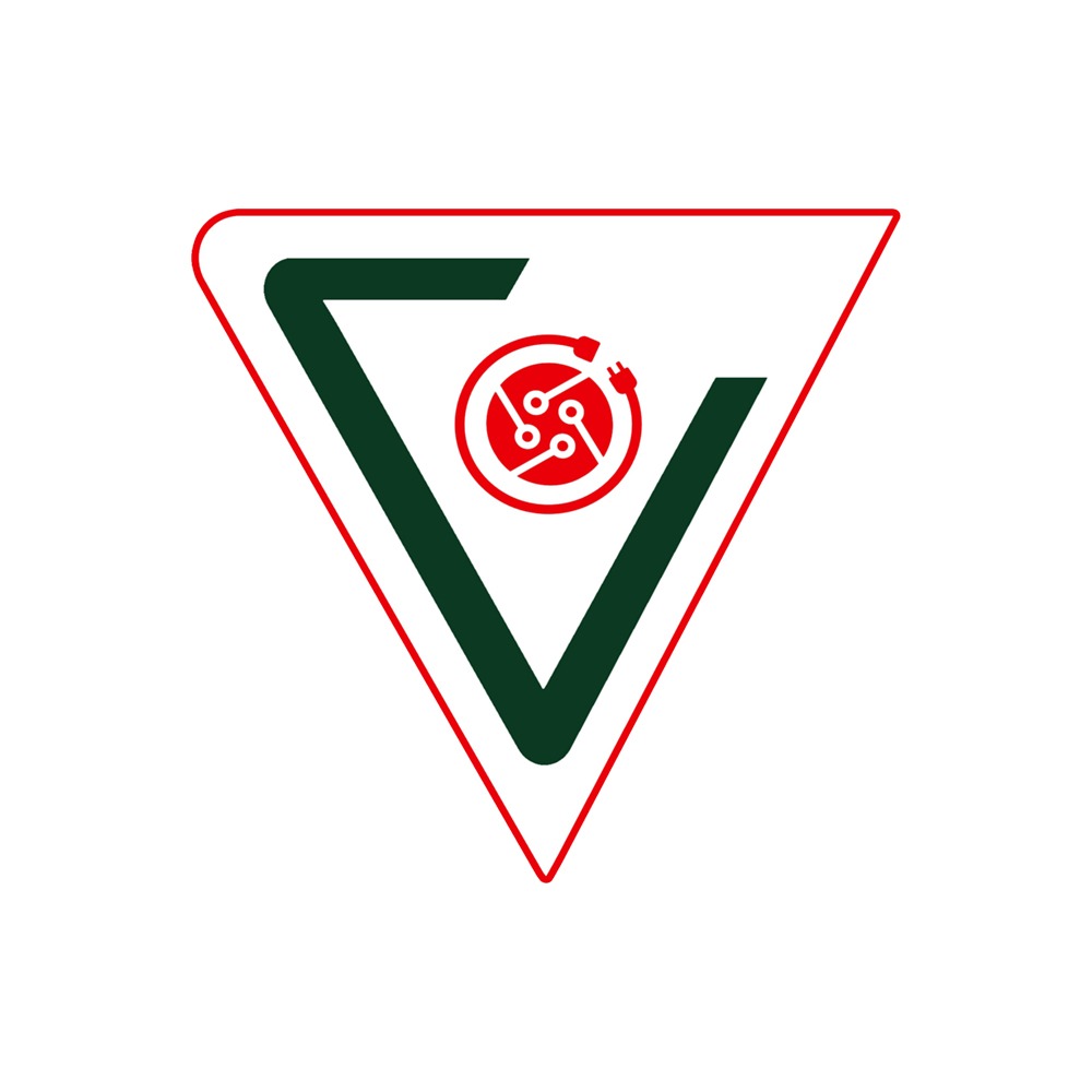 Logo w kształcie trójkąta z zielonymi elementami i czerwonym obrysem, wewnątrz czerwony okrąg z symbolem płyty głównej i wtyczki.