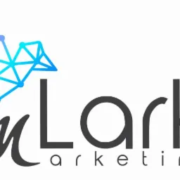 Logo firmy 'mLark Marketing' z geometrycznym ptakiem w odcieniach niebieskiego i różu nad napisem.