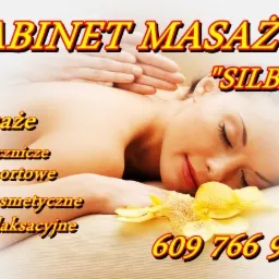 Grafika reklamowa gabinetu: Dłonie masujące plecy kobiety leżącej na jasnym podłożu, obok żółte płatki kwiatów, w tle napis Gabinet Masażu 'Silba' oraz lista masaży i numer telefonu.