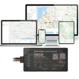 Zestaw urządzeń do monitoringu GPS pojazdów Teltonika FMB920, wyświetlany na ekranach komputera stacjonarnego, laptopa, tabletu i smartfona z widoczną mapą i danymi telemetrycznymi.
