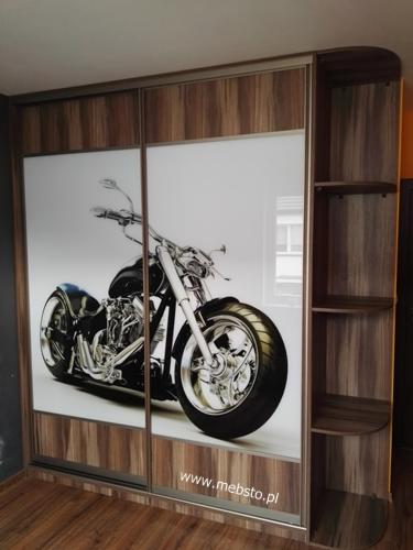 Szafa z przesuwnymi drzwiami z nadrukiem motocykla w stylu chopper, drewnopodobne wykończenie, półki boczne.