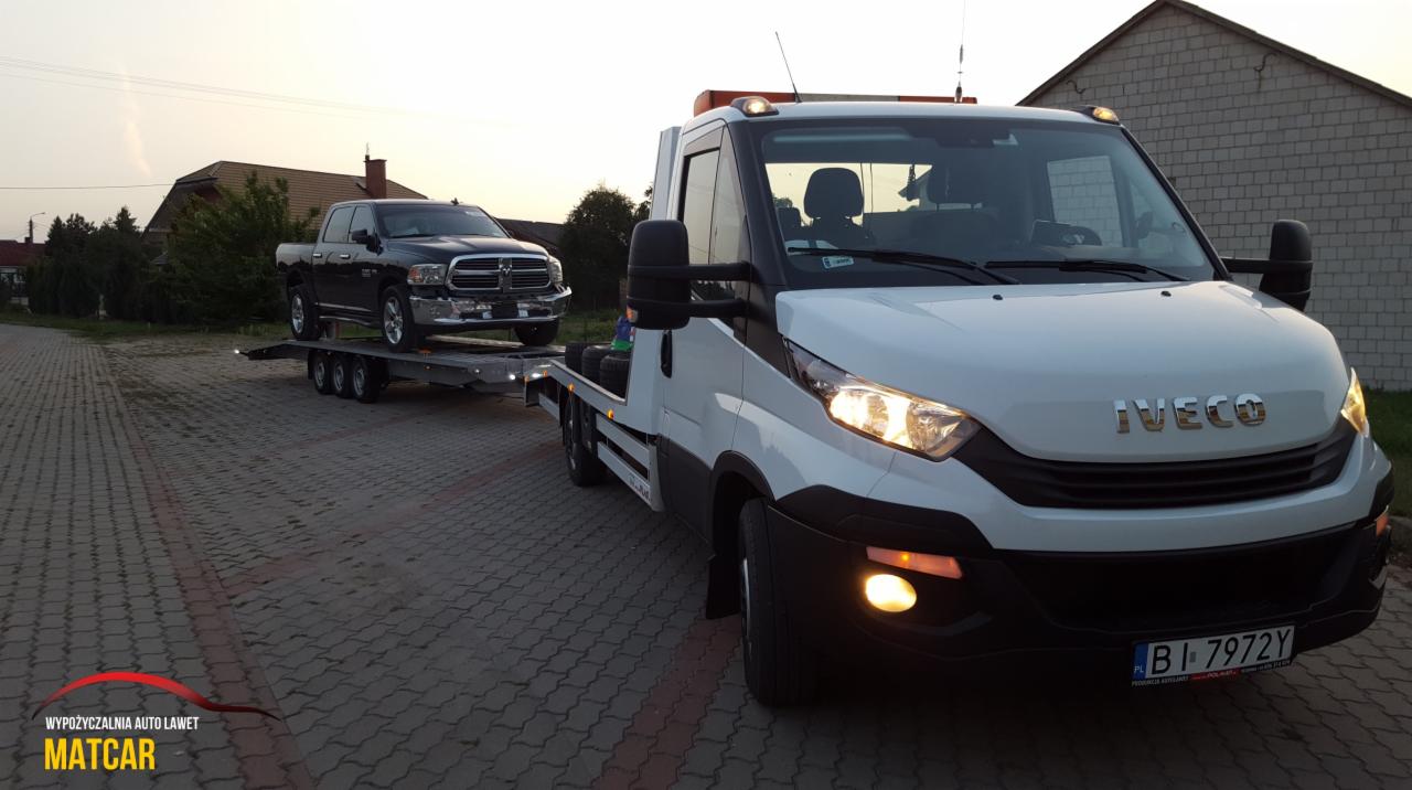 Laweta z czarnym pickupem na lawecie, Białystok. Widoczny numer rejestracyjny lawety.