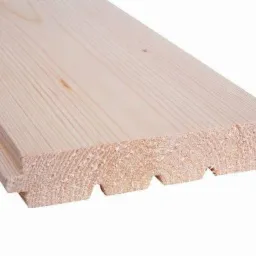 Profilowana deska z jasnego drewna, widoczne słoje, przygotowana do montażu, z systemem łączenia na pióro i wpust.