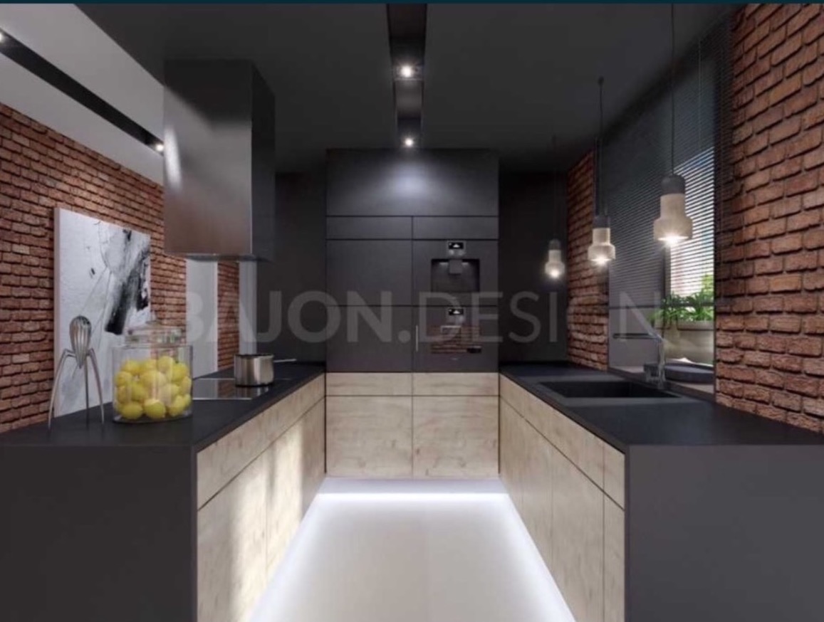 Nowoczesna kuchnia z ceglaną ścianą, czarnymi szafkami i drewnianymi frontami, oświetlona lampami wiszącymi i podświetleniem pod szafkami, z dekoracyjnym słoikiem z cytrynami na blacie.