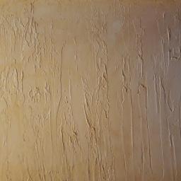 Remonter - Beżowa ściana z fakturą imitującą pionowe smugi i nieregularne wypukłości, wykonana techniką dekoracyjnego tynku.