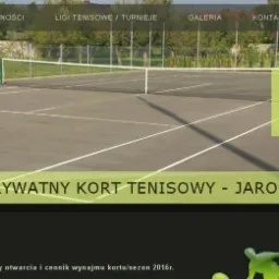 Projekt strony internetowej z widokiem na kort tenisowy w Jarocinie, z menu nawigacyjnym i opcją graficznej rezerwacji kortu.