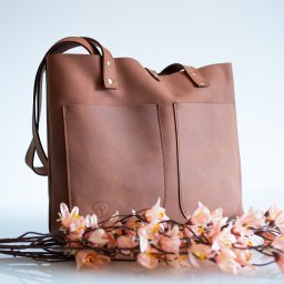 Shopper Bag Low Rose Cinnamon

Autorski produkt ANTON wykonywany na  
zamówienie. Zapraszamy do zakupu również na naszym sklepie internetowym www.antonkaletnictwo.pl