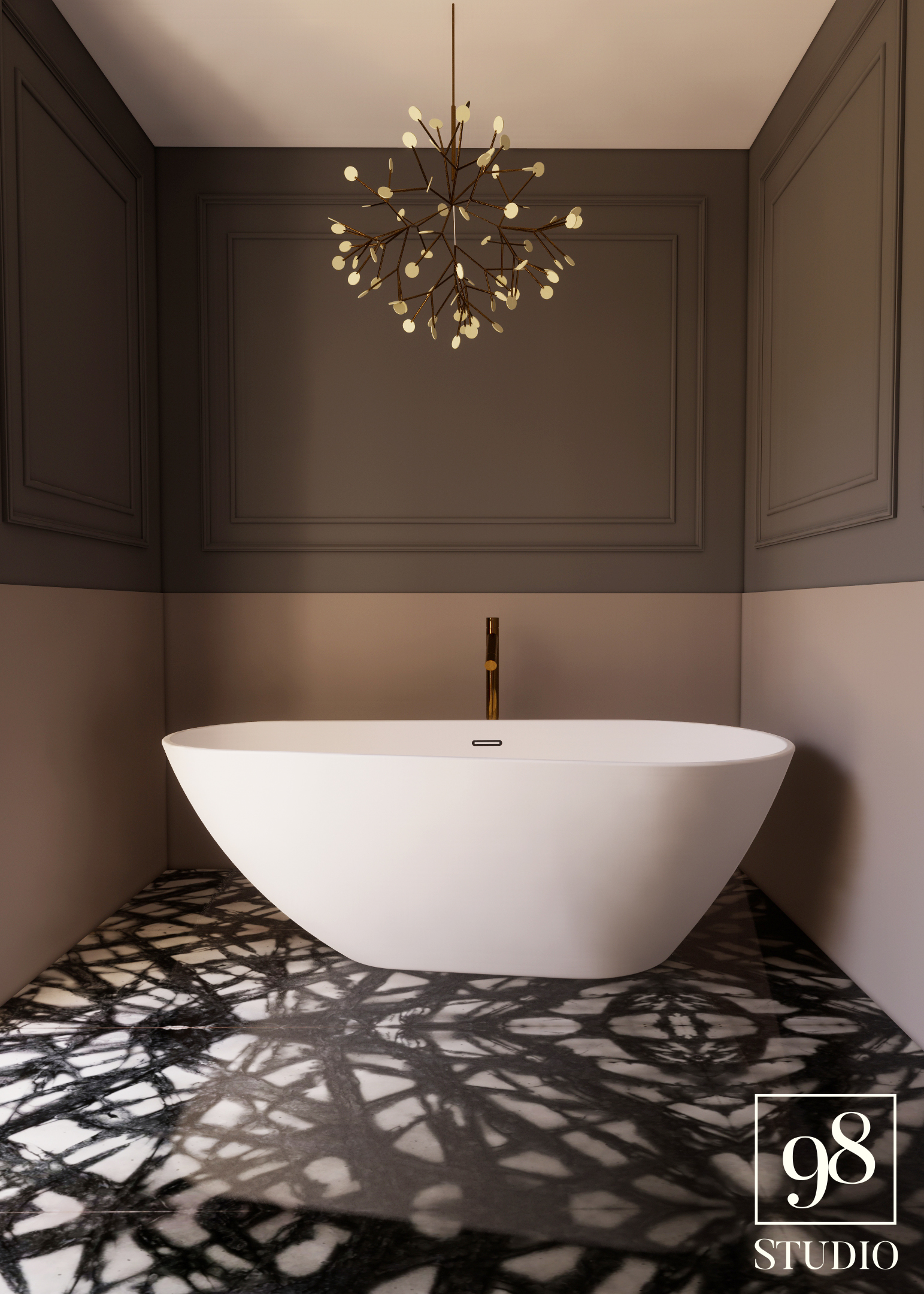 Nowoczesna, wolnostojąca wanna z złotą armaturą na marmurowej podłodze, oświetlona designerskim żyrandolem w minimalistycznej łazience z panelami ściennymi.