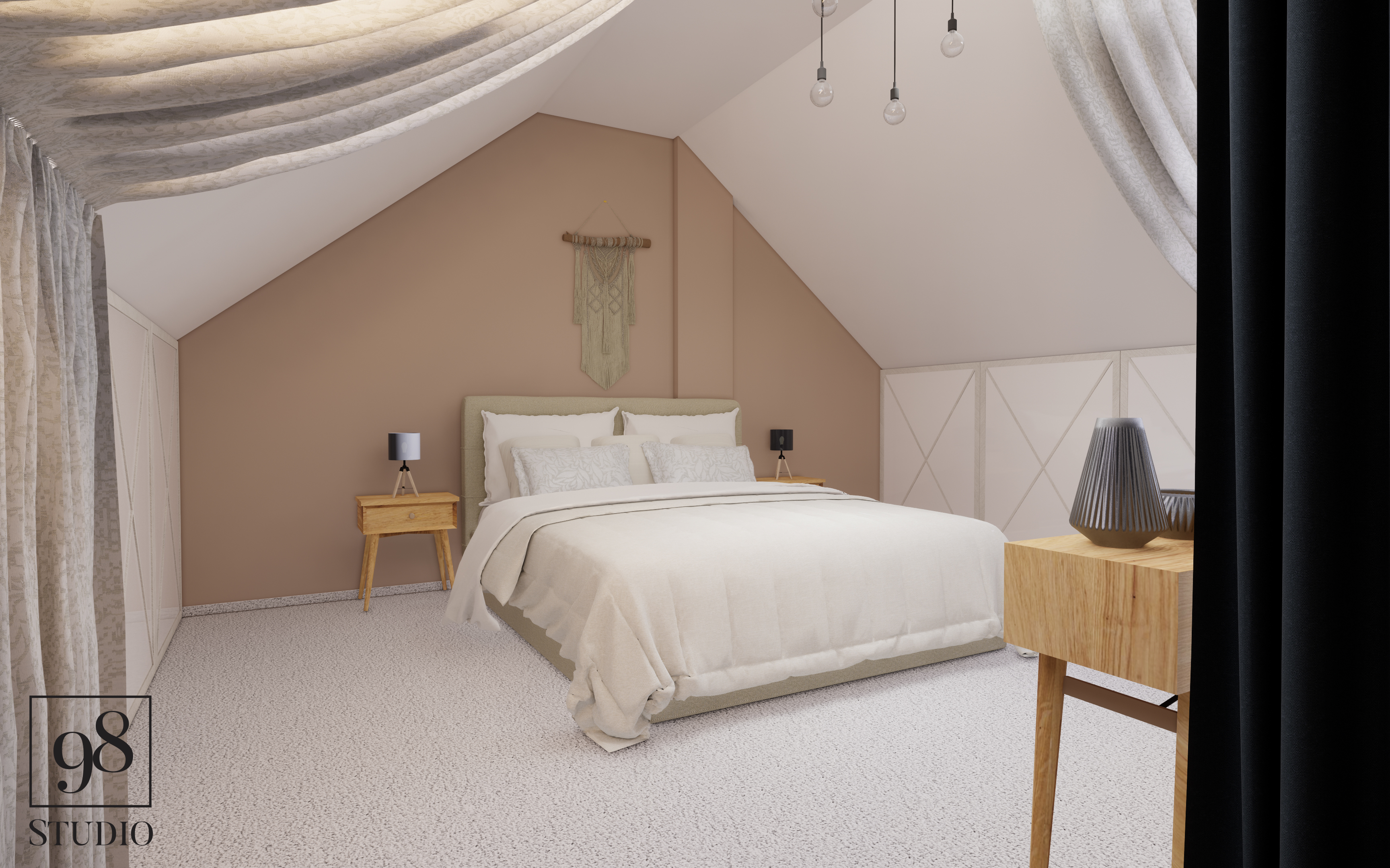Jasna sypialnia na poddaszu z beżowymi ścianami, drewnianymi szafkami nocnymi i dekoracją makramy nad łóżkiem, oświetlona wiszącymi żarówkami i bocznymi lampkami.