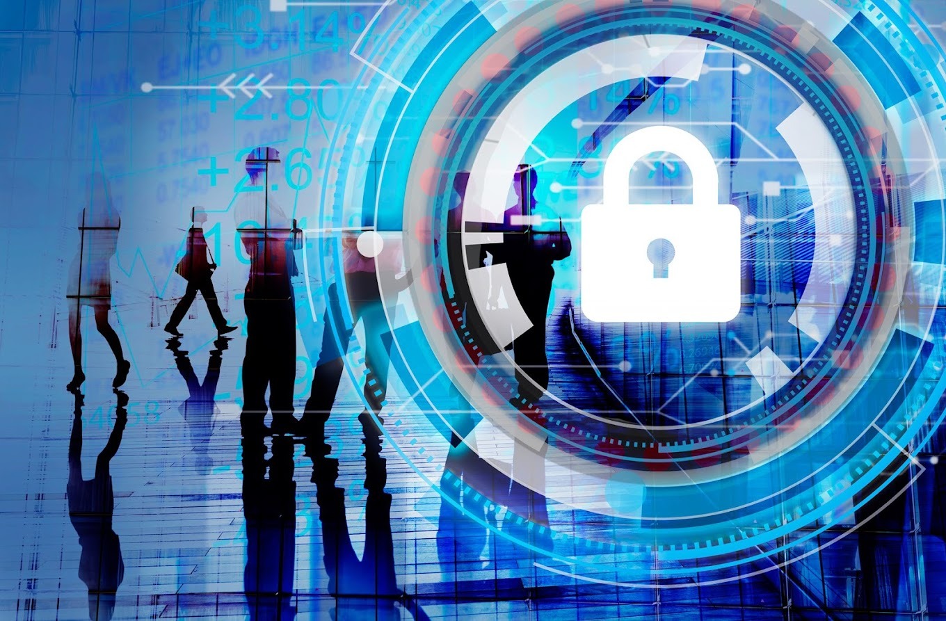 Grafika koncepcyjna przedstawiająca bezpieczeństwo danych w firmie, z sylwetkami przechodzących osób, nałożonym cyfrowym wzorem z kłódką i elementami wykresu giełdowego w tle.