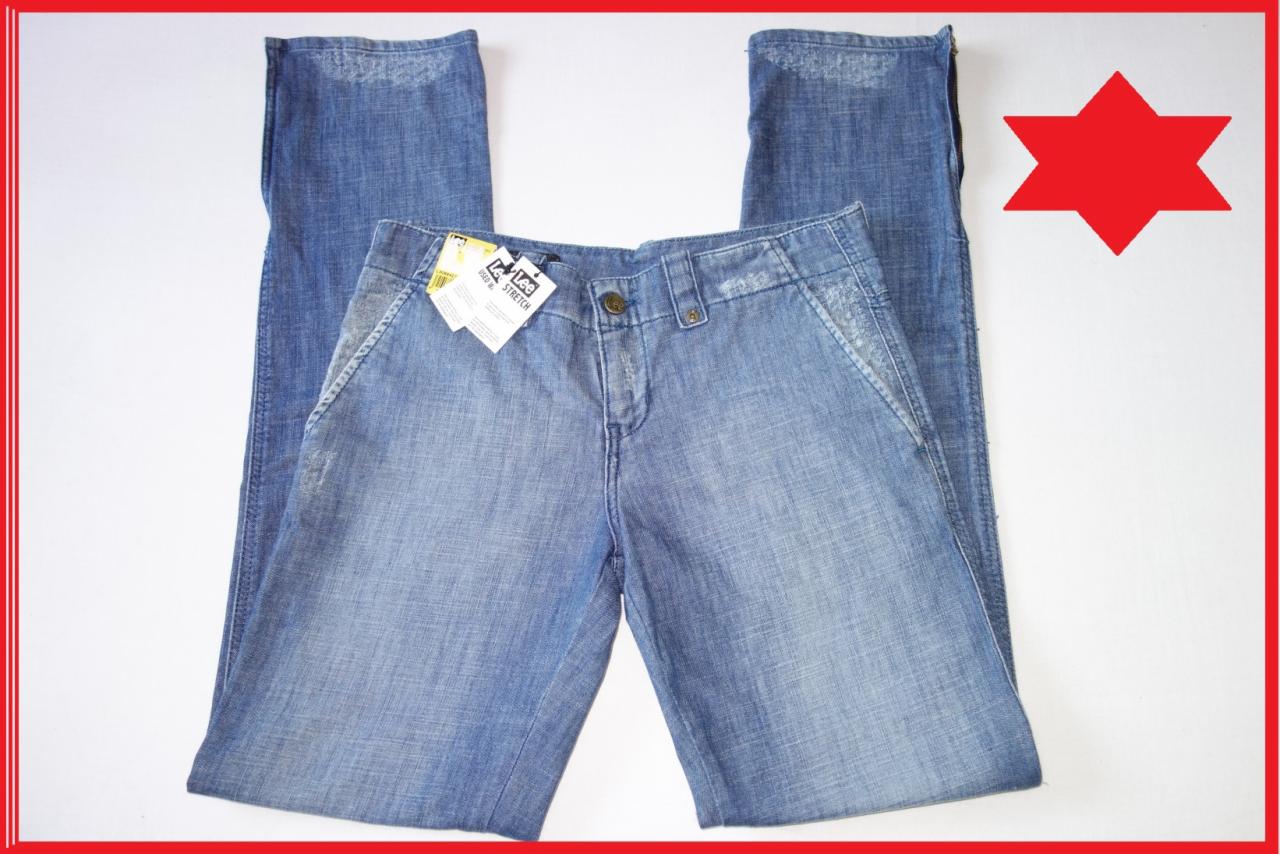 Jasnoniebieskie jeansy damskie marki Lee, z metką, na białym tle, dostępne w Strzelinie. Nogawki z delikatnym wzorem w górnej części.