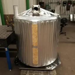 Cylindryczny zbiornik ze stali nierdzewnej z izolacją termiczną, umieszczony na palecie w hali produkcyjnej.