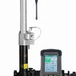 Profesjonalny odbiornik GNSS Stonex S8 505S zamocowany na tyczce geodezyjnej, z kontrolerem, widoczne przyciski i ekran kontrolera.