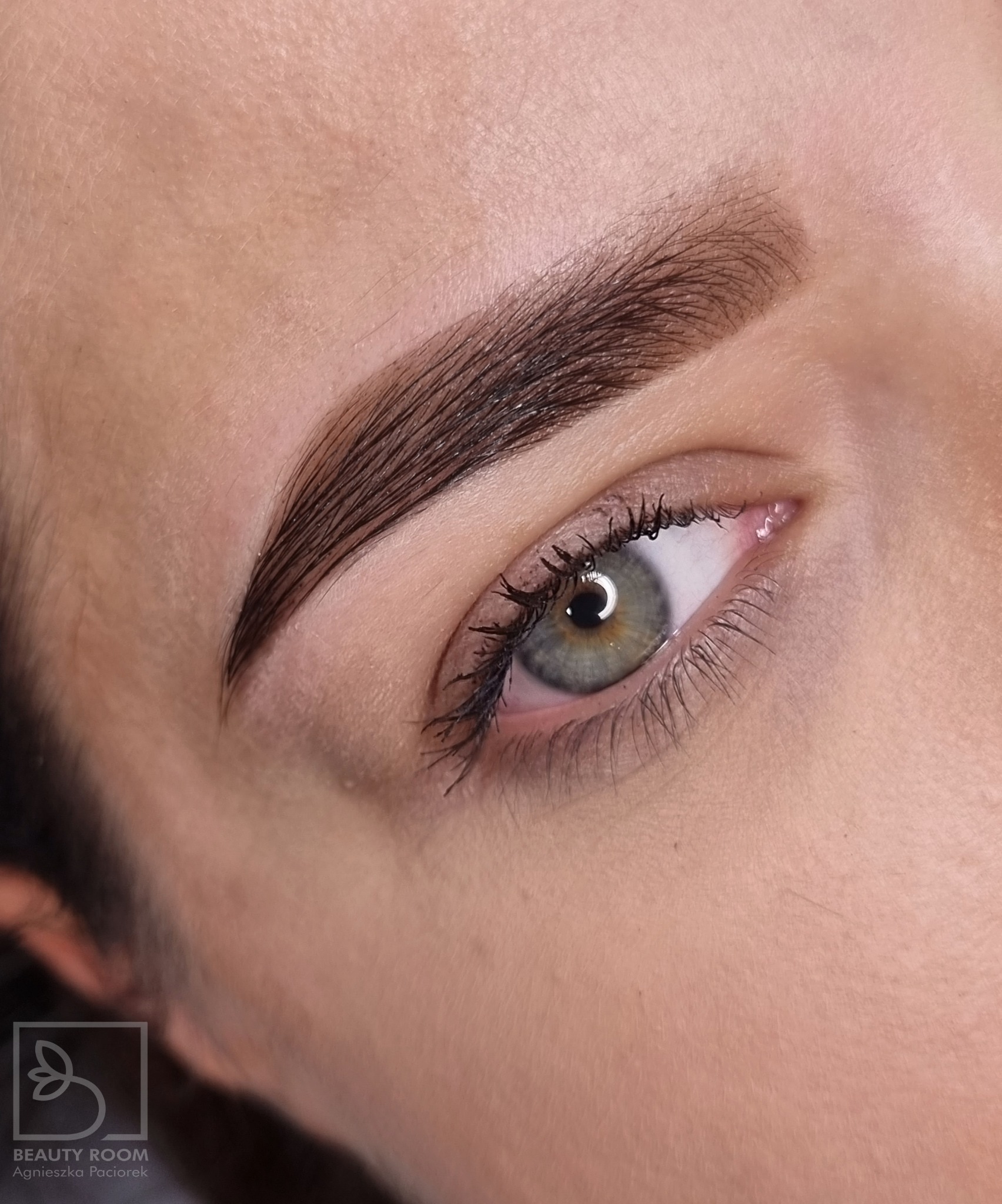 Stylizacja brwi henną pudrową