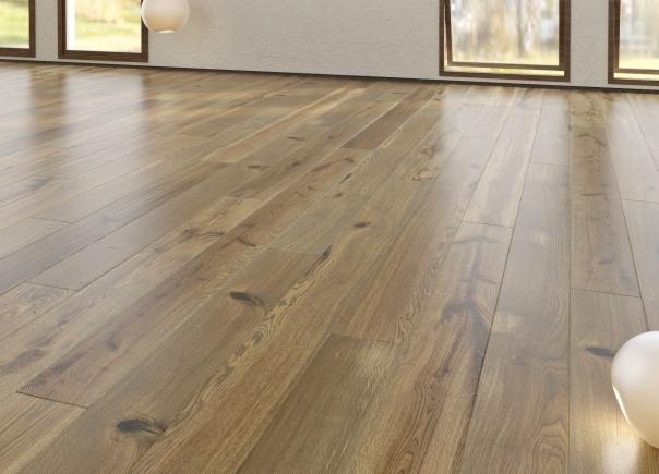 Położona, lakierowana podłoga z desek w odcieniach brązu, z widocznymi słojami drewna, w jasnym pomieszczeniu z oknami.