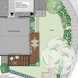 Rzut z góry na projekt zagospodarowania terenu wokół domu z zaznaczonym budynkiem mieszkalnym, trawnikiem, domkiem narzędziowym, tarasem z meblami ogrodowymi i ścieżkami z płyt.