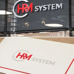 Prezentacja logo 'HRM System' w dwóch wariantach: przestrzenne litery na szklanej fasadzie i płaski nadruk na wizytówce z czerwoną linią.