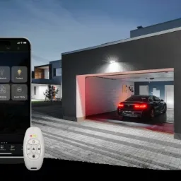 Nowoczesny dom z garażem, automatycznie otwierana brama sterowana smartfonem i pilotem, widok na wnętrze garażu z zaparkowanym samochodem.