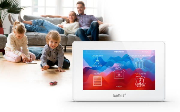 Panel sterowania systemem inteligentnego domu marki Satel z widocznymi ikonami: oświetlenie, rolety, czuwanie, ogrzewanie/klimatyzacja i podlewanie na tle rodziny relaksującej się w salonie.