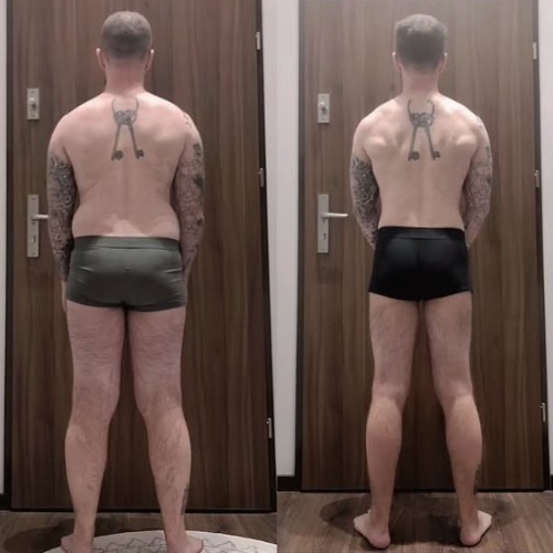 Mężczyzna przed i po treningu, widok z tyłu, ukazujący różnicę w sylwetce, tatuaże na ramionach i plecach, drzwi w tle.