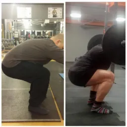 Porównanie dwóch osób wykonujących przysiad w siłowni w Krakowie: po lewej osoba bez obciążenia, po prawej osoba z dużym obciążeniem na plecach.