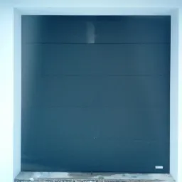 Grafitowa brama garażowa segmentowa, zamknięta, z poziomymi przetłoczeniami, widoczna z zewnątrz, z fragmentem ośnieżonego podjazdu.