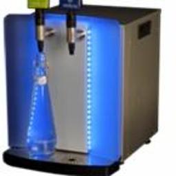 Brita Vivreau Mini Bottler - urządzenie do przygotowywania świeżej filtrowanej wody podawanej w pięknych szklanych butelkach. Dostępna woda gazowana i niegazowana