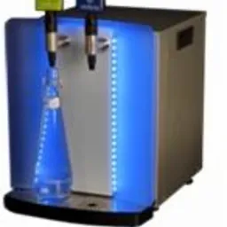 Dystrybutor wody Brita Vivreau Mini Bottler z podświetleniem LED, napełniający szklaną butelkę. Widoczne dwie dysze do wody gazowanej i niegazowanej.