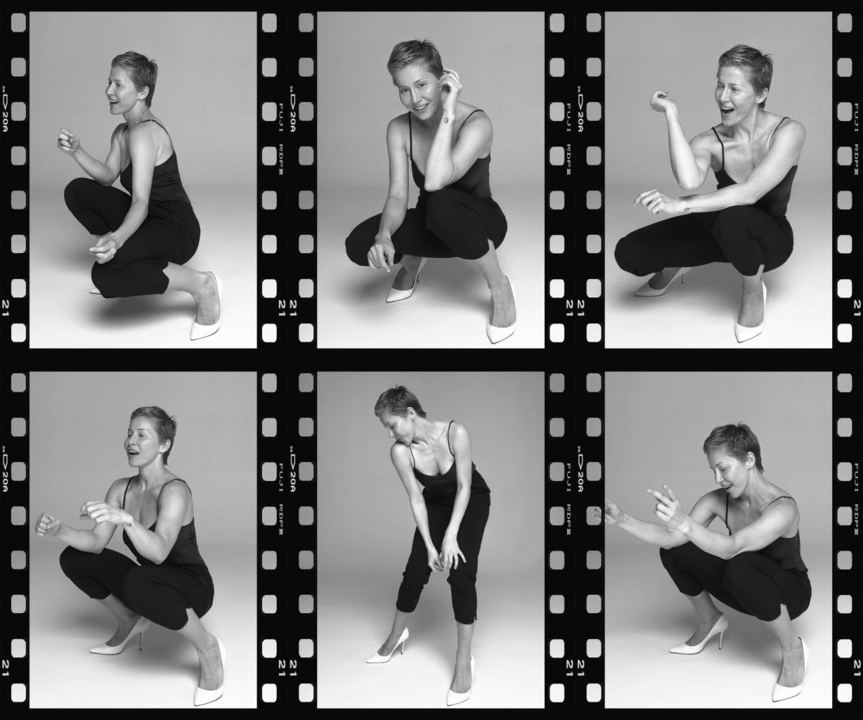 Czarno-biały kolaż sześciu ujęć kobiety w ciemnym kombinezonie i jasnych szpilkach, pozującej w kucki na jasnym tle, otoczony ramką imitującą kliszę filmową.