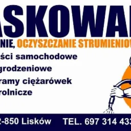 Reklama firmy oferującej usługi oczyszczania strumieniowo-ściernego, w tym felg, przęseł, naczep i maszyn rolniczych. Zawiera adres i numery telefonów.