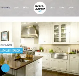 Zrzut ekranu strony internetowej firmy z Rybnika prezentującej klasyczną kuchnię z białymi szafkami, drewnianym blatem i wyspą, całość w jasnych barwach.