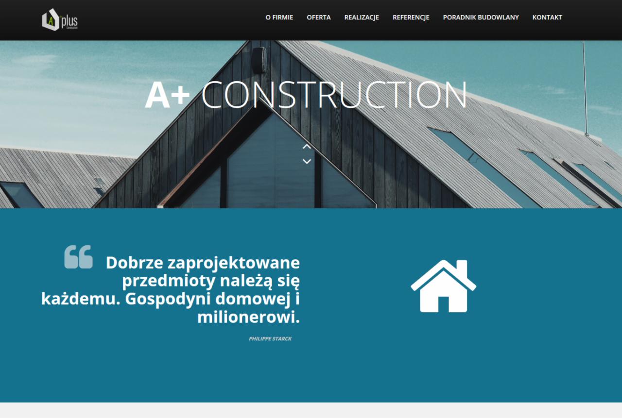 Fragment strony internetowej firmy budowlanej A+ Construction z nowoczesną architekturą budynku w tle i cytatem Philippe'a Starcka o dobrym designie.