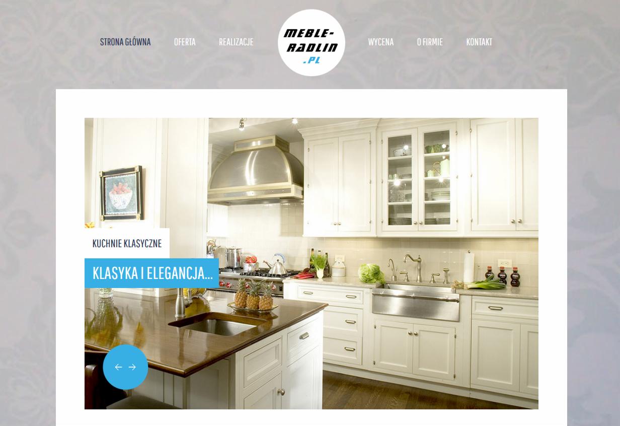 Zrzut ekranu strony internetowej firmy z Rybnika prezentującej klasyczną kuchnię z białymi szafkami, drewnianym blatem i wyspą, całość w jasnych barwach.