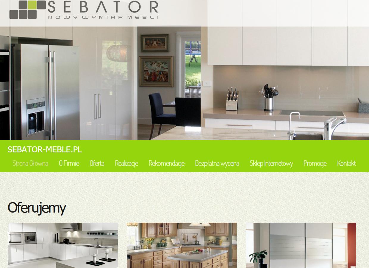 Fragment strony internetowej firmy meblowej Sebator-Meble.pl prezentujący nowoczesną kuchnię z białymi szafkami, stalową lodówką i widokiem na ogród przez okno.